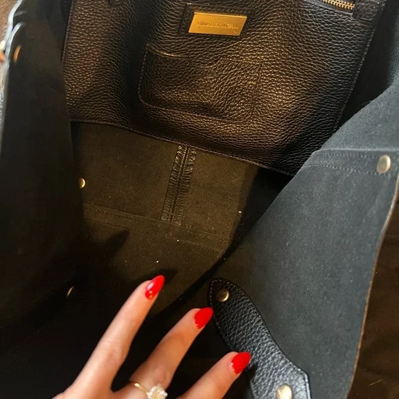 Elegant Black Leather Tote Bag - Picture 4 of 5